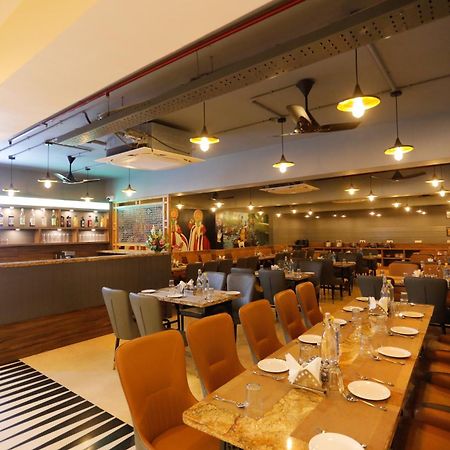 Hotel Dolphin Grand Varanasi Exterior photo