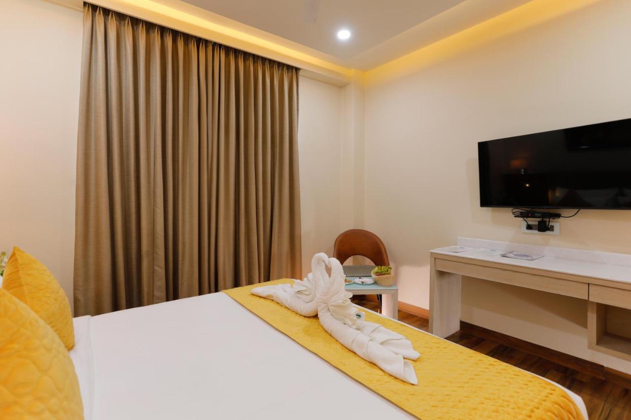 Hotel Dolphin Grand Varanasi Exterior photo