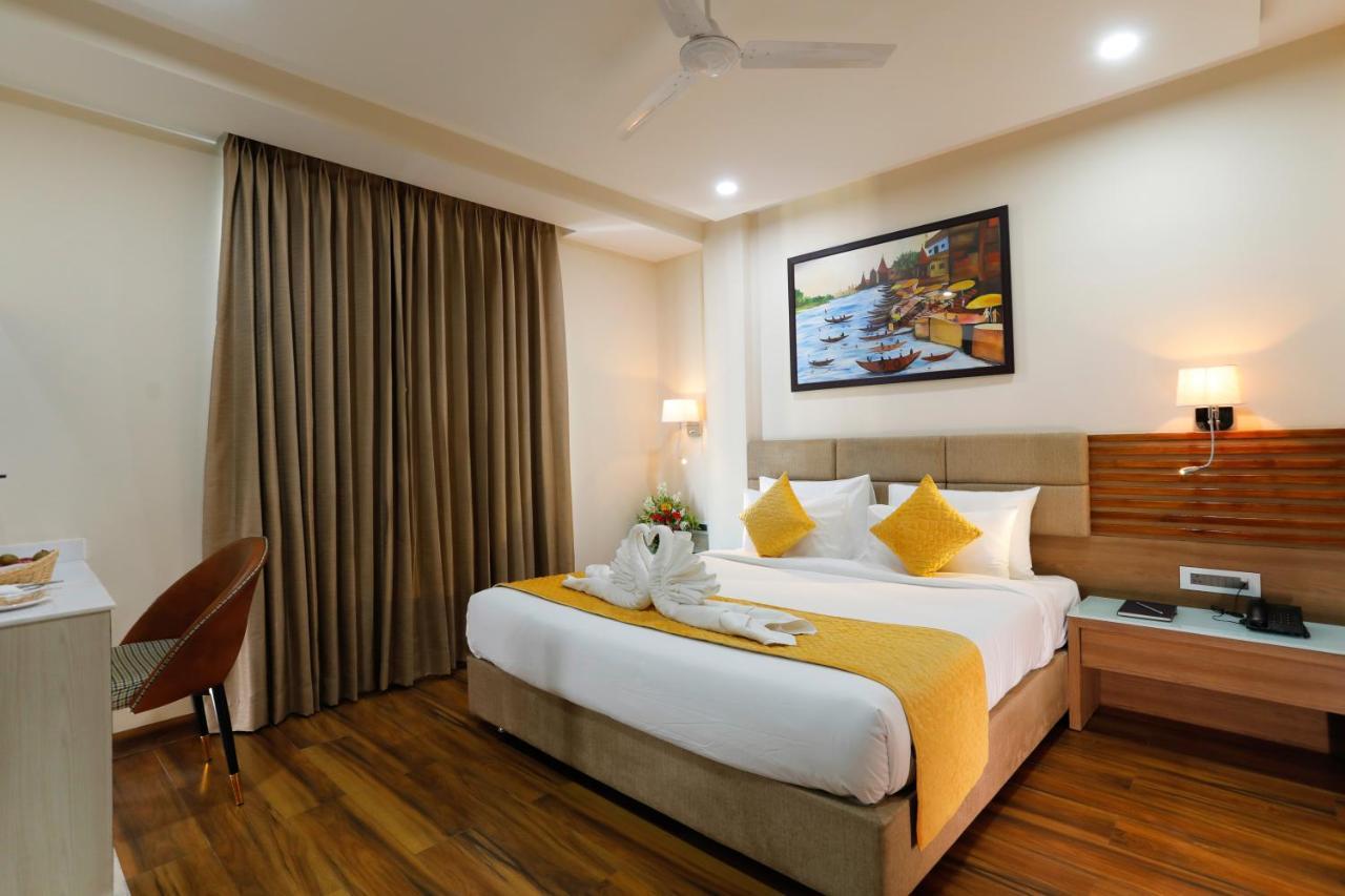 Hotel Dolphin Grand Varanasi Exterior photo