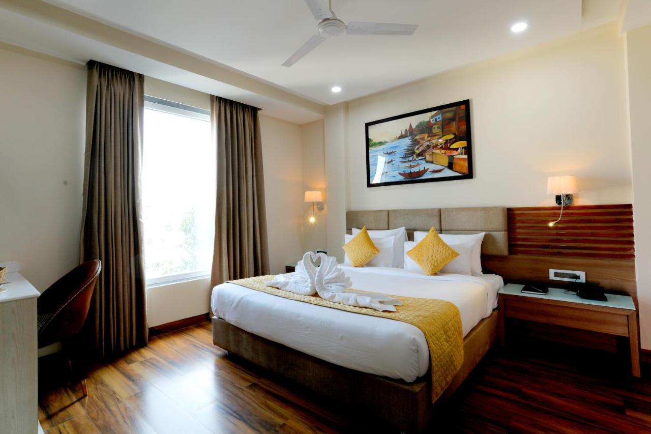 Hotel Dolphin Grand Varanasi Exterior photo