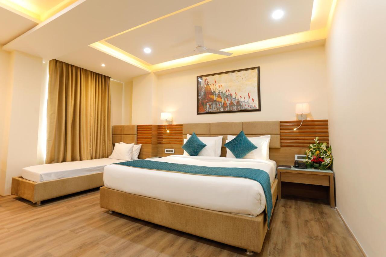 Hotel Dolphin Grand Varanasi Exterior photo