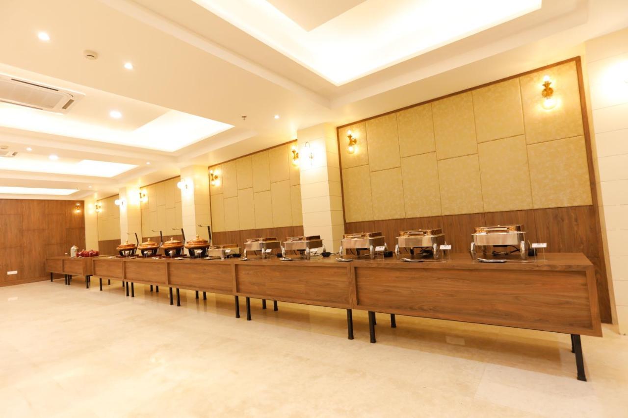 Hotel Dolphin Grand Varanasi Exterior photo