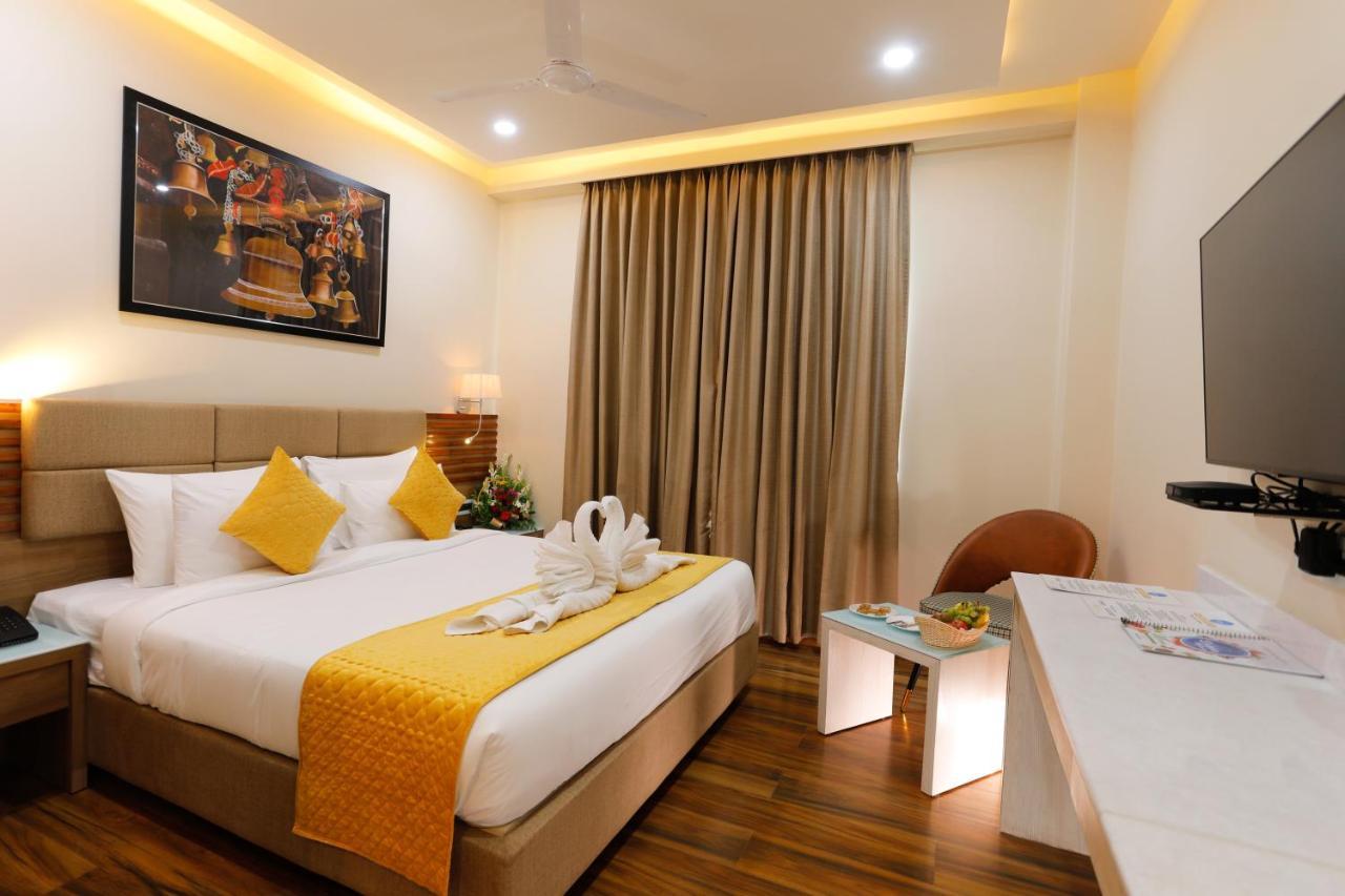 Hotel Dolphin Grand Varanasi Exterior photo