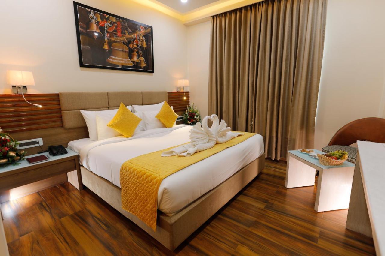 Hotel Dolphin Grand Varanasi Exterior photo