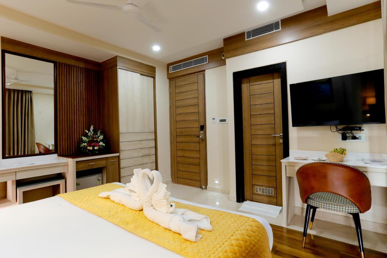 Hotel Dolphin Grand Varanasi Exterior photo