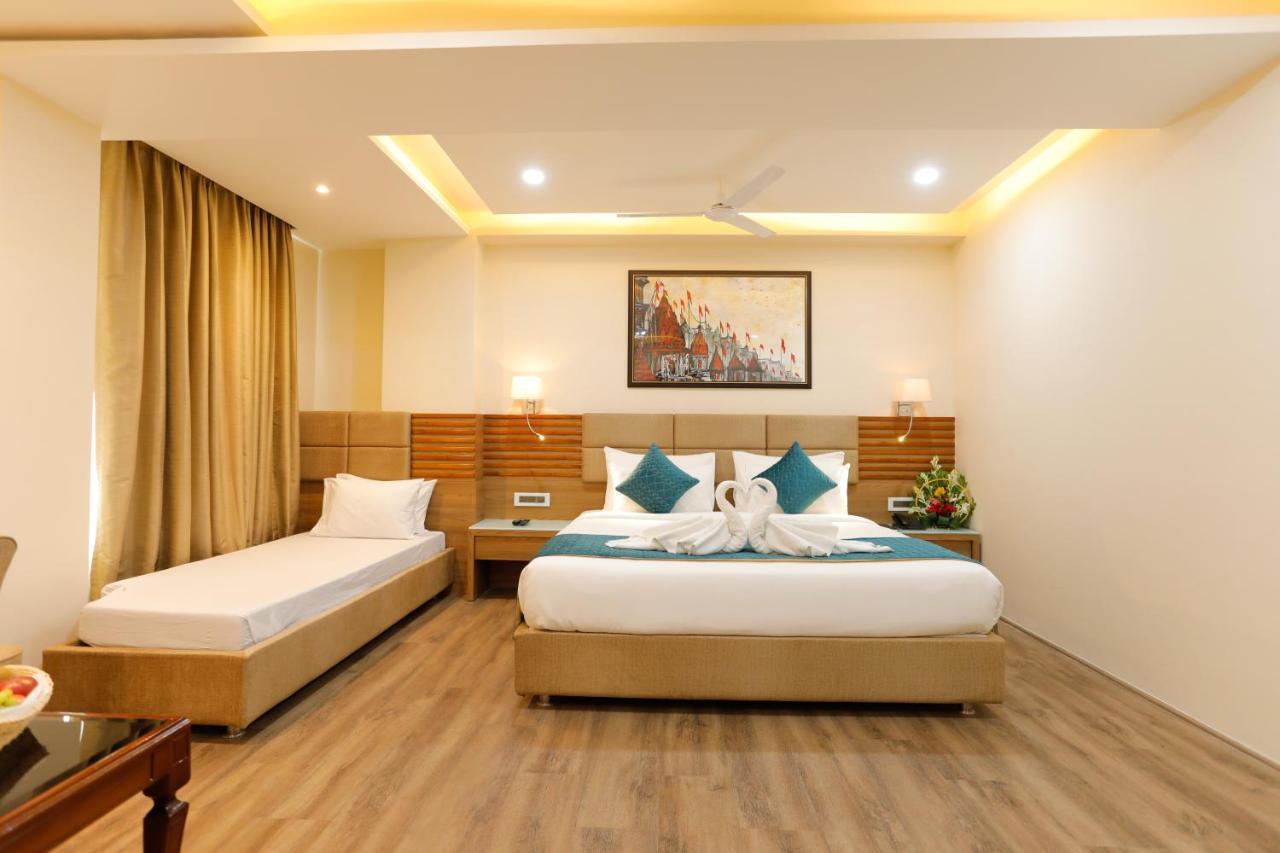 Hotel Dolphin Grand Varanasi Exterior photo