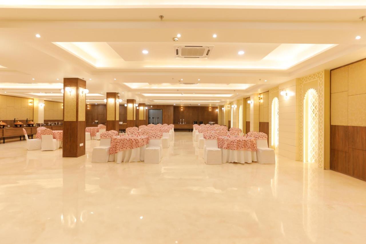 Hotel Dolphin Grand Varanasi Exterior photo