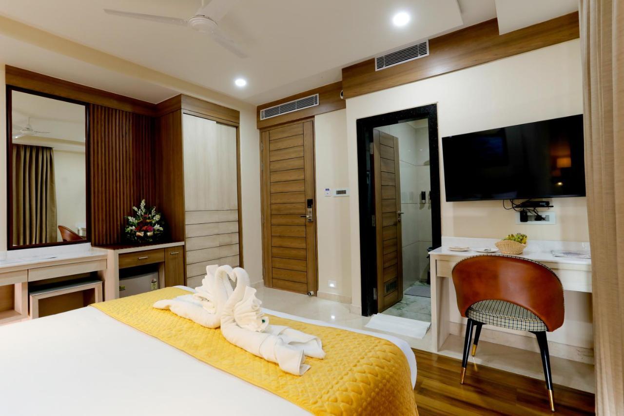 Hotel Dolphin Grand Varanasi Exterior photo