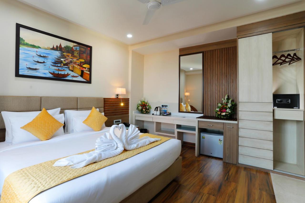 Hotel Dolphin Grand Varanasi Exterior photo