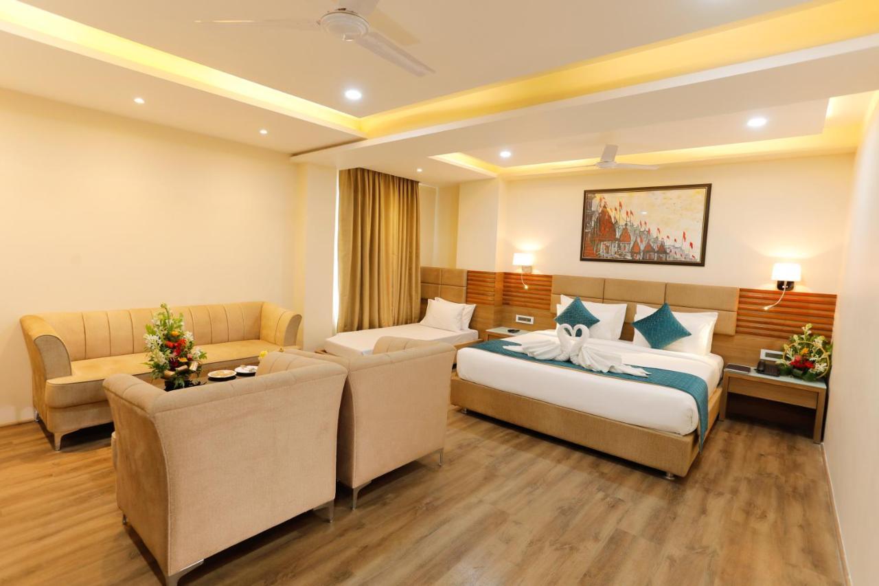 Hotel Dolphin Grand Varanasi Exterior photo