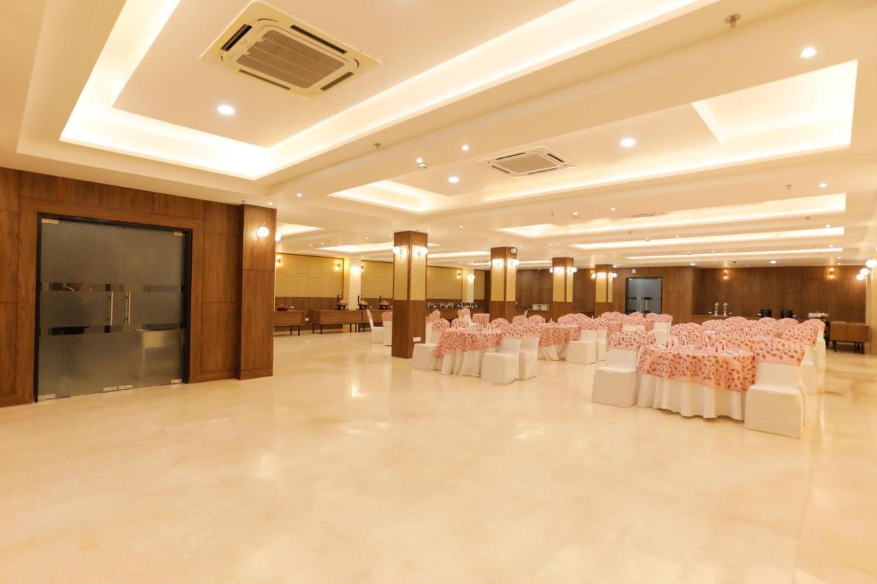 Hotel Dolphin Grand Varanasi Exterior photo