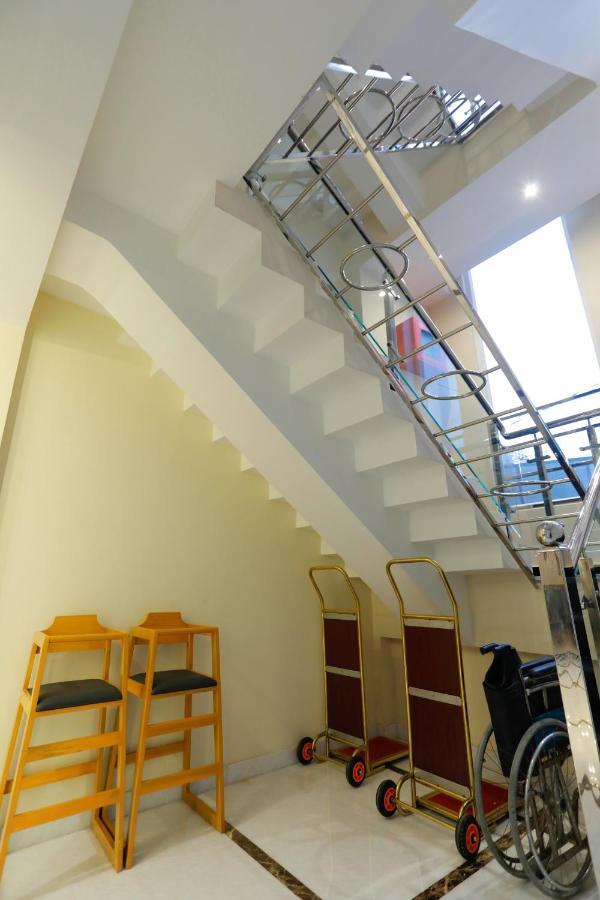 Hotel Dolphin Grand Varanasi Exterior photo