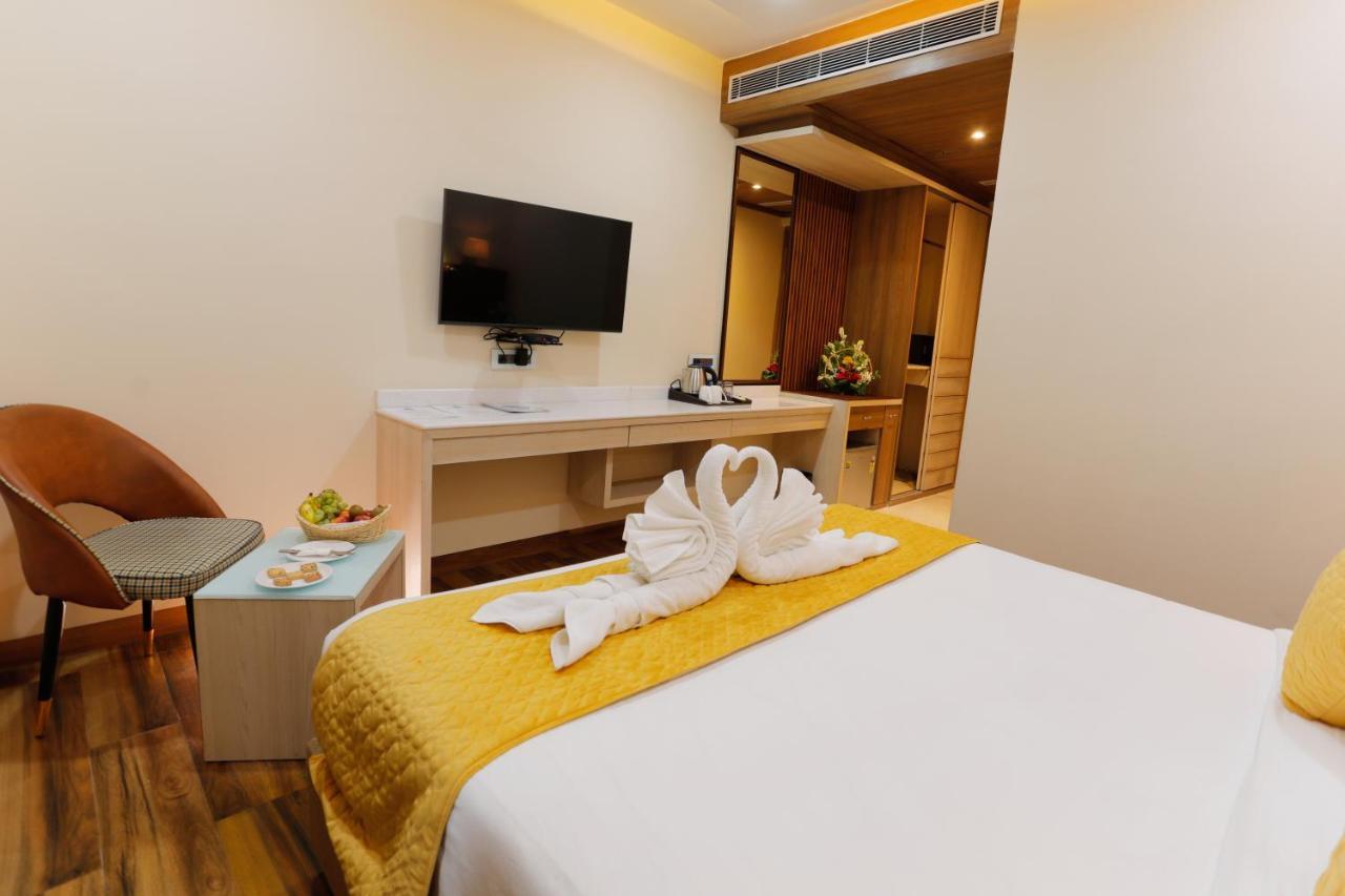 Hotel Dolphin Grand Varanasi Exterior photo