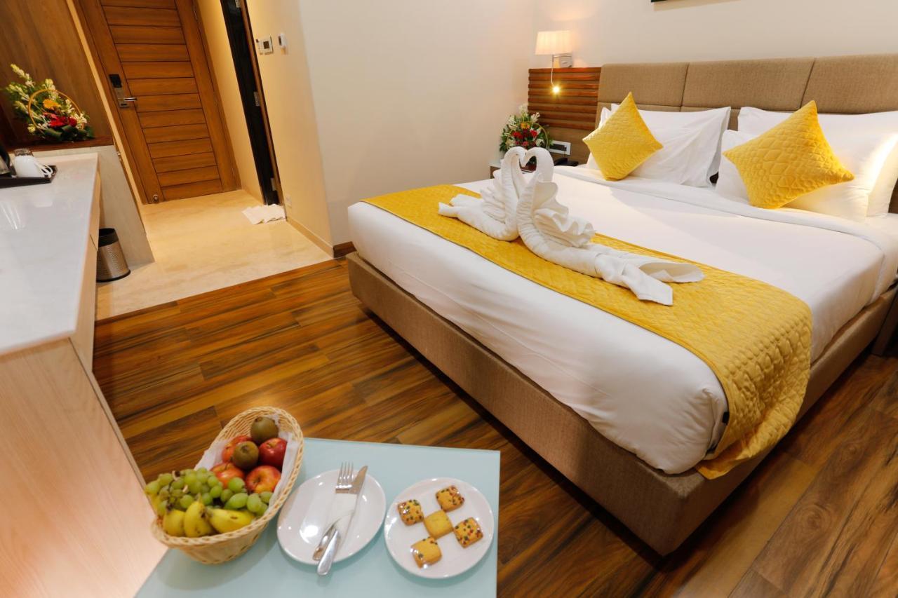 Hotel Dolphin Grand Varanasi Exterior photo