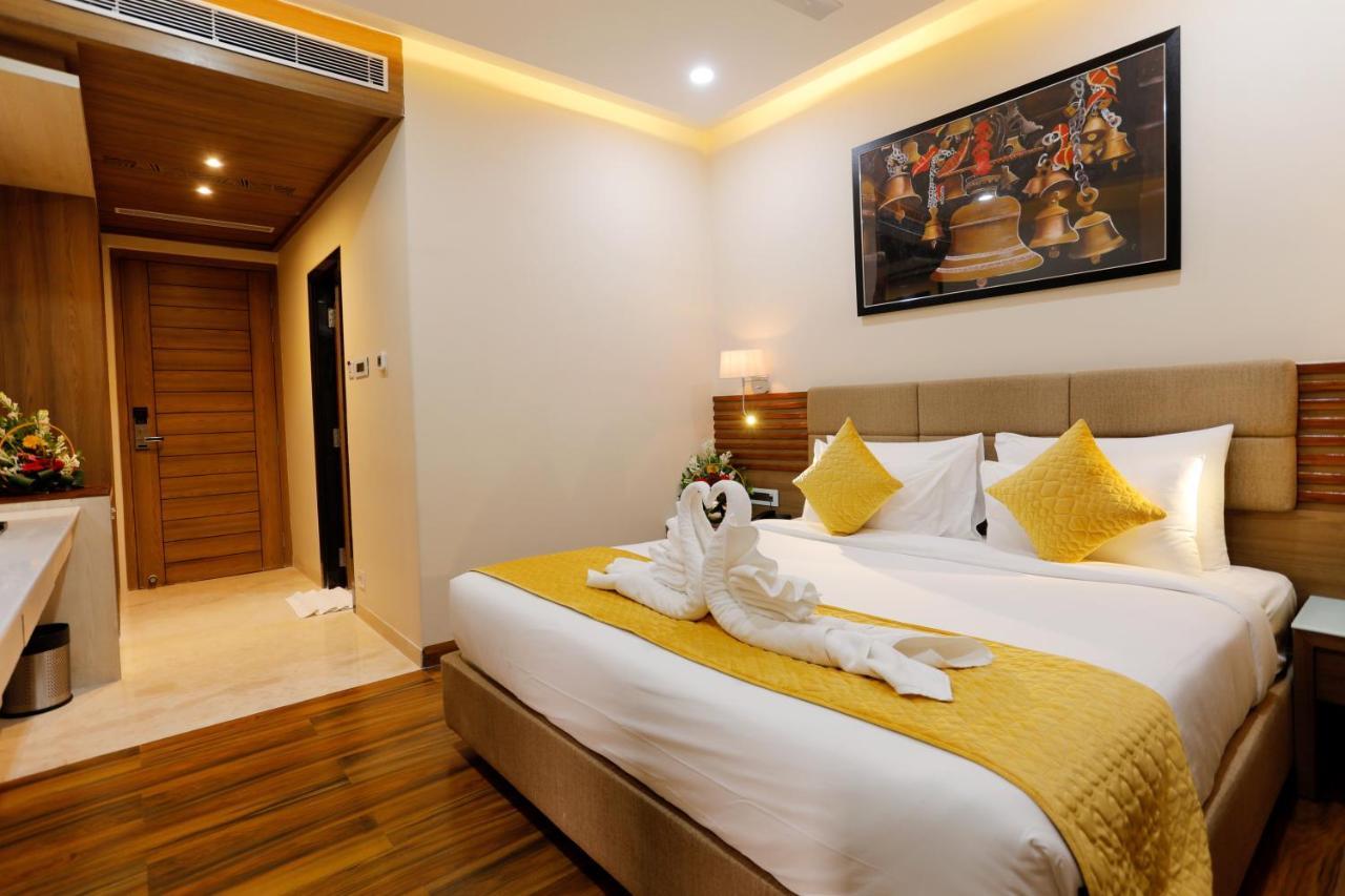 Hotel Dolphin Grand Varanasi Exterior photo