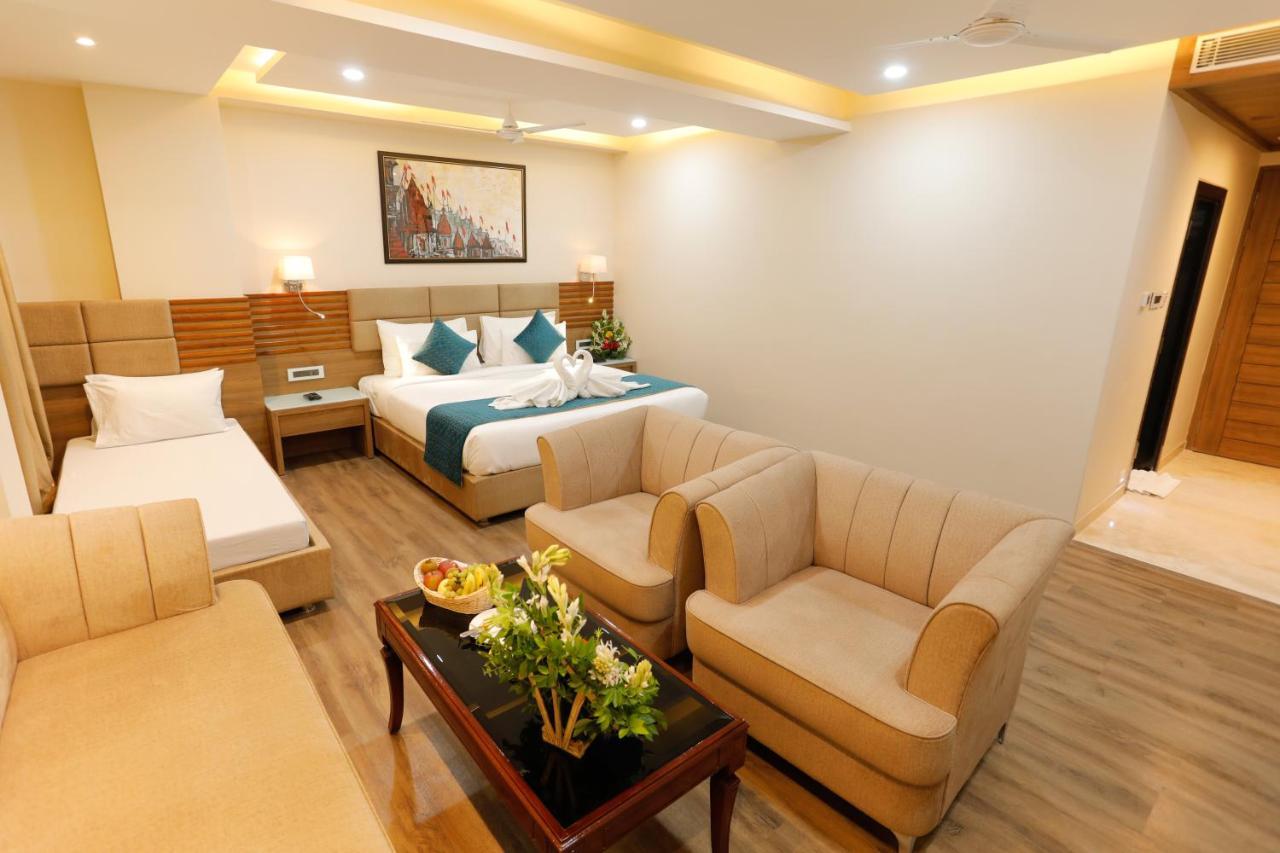Hotel Dolphin Grand Varanasi Exterior photo