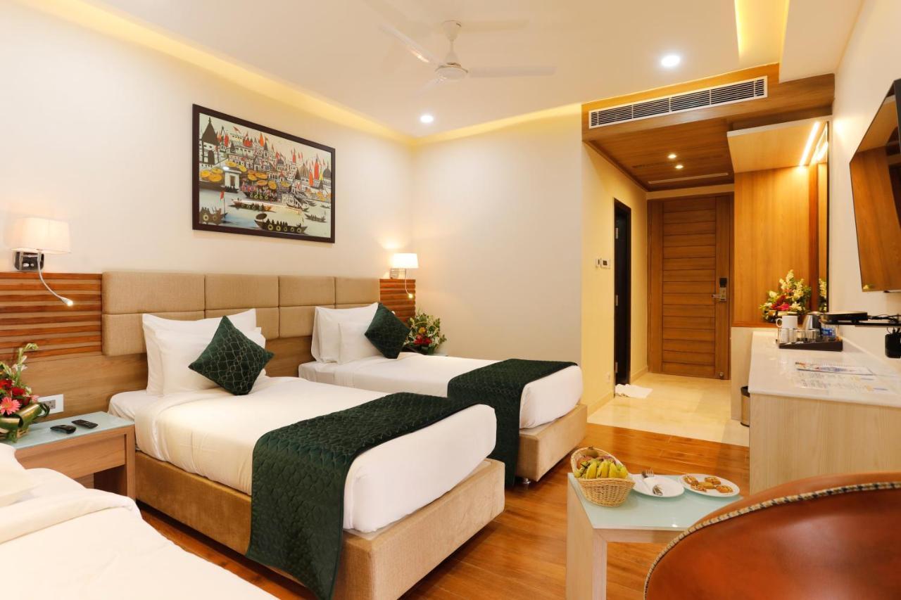 Hotel Dolphin Grand Varanasi Exterior photo