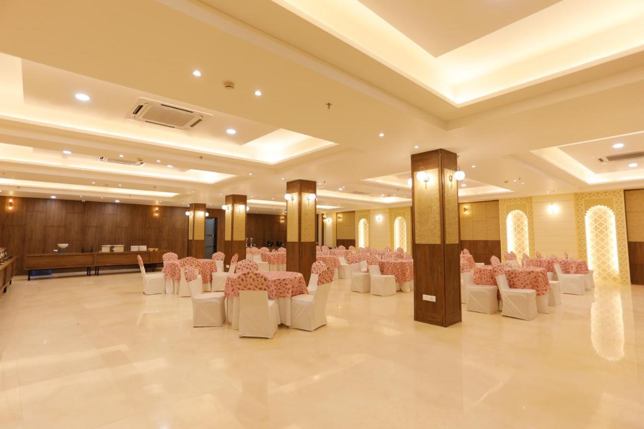 Hotel Dolphin Grand Varanasi Exterior photo