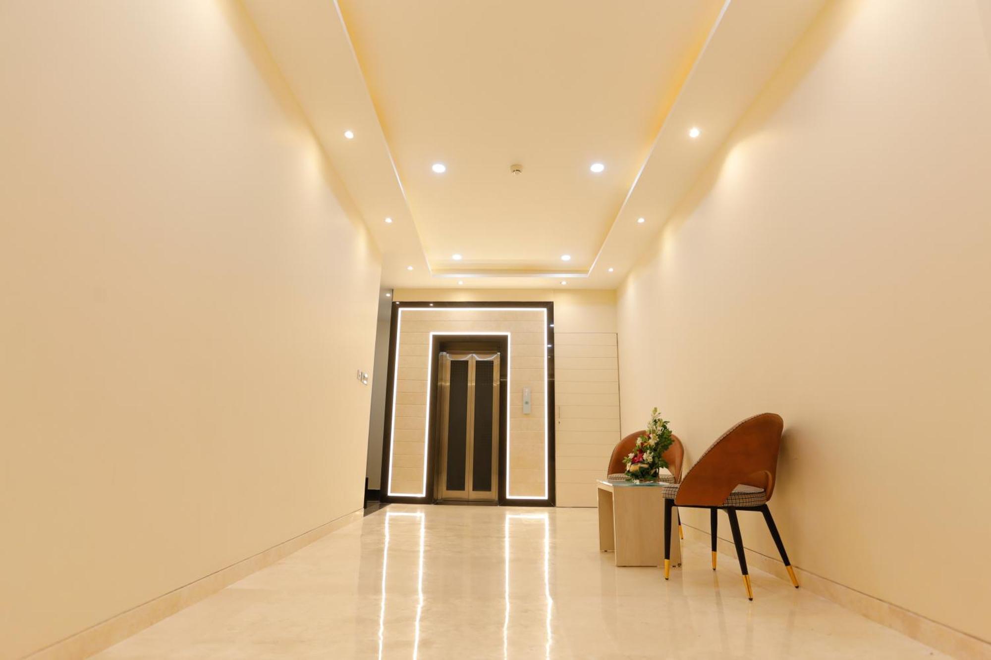 Hotel Dolphin Grand Varanasi Exterior photo