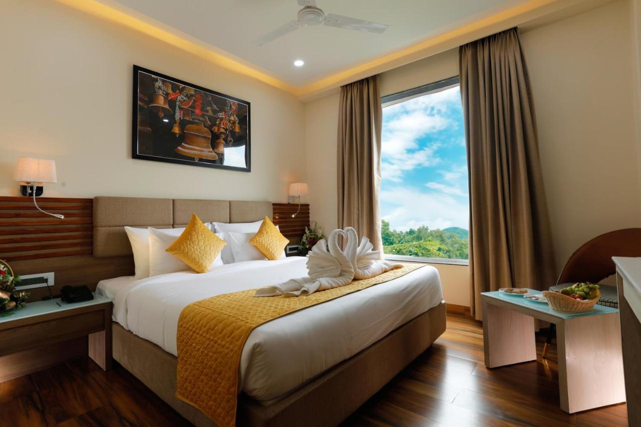 Hotel Dolphin Grand Varanasi Exterior photo