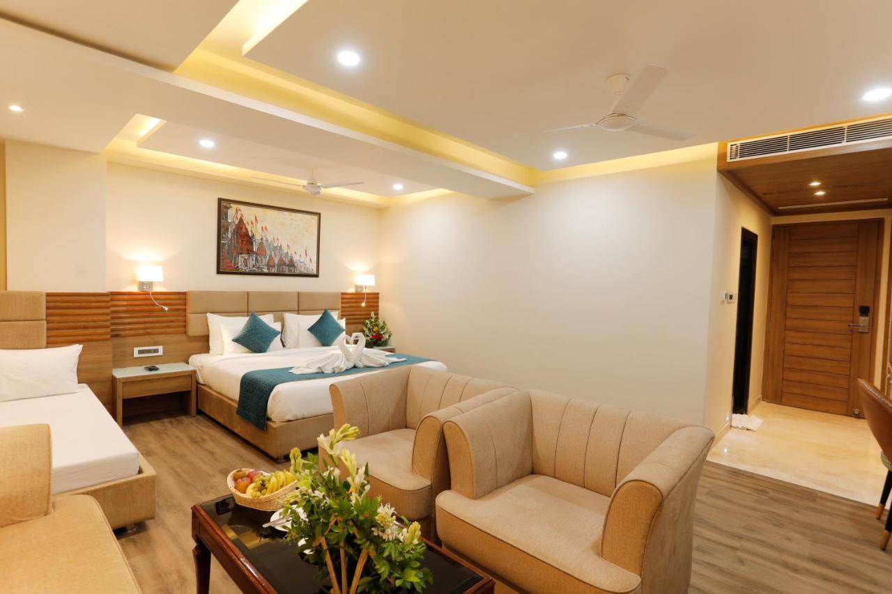 Hotel Dolphin Grand Varanasi Exterior photo