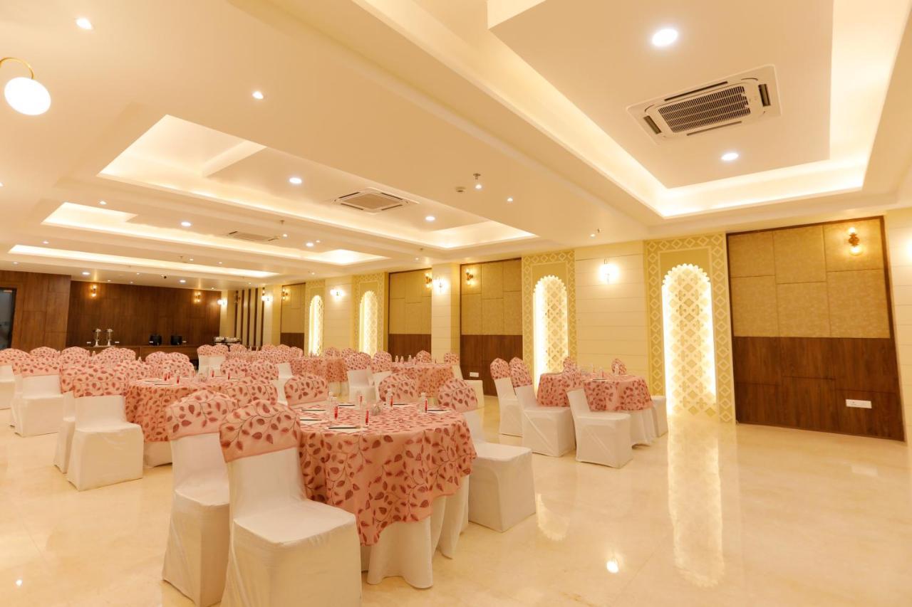 Hotel Dolphin Grand Varanasi Exterior photo