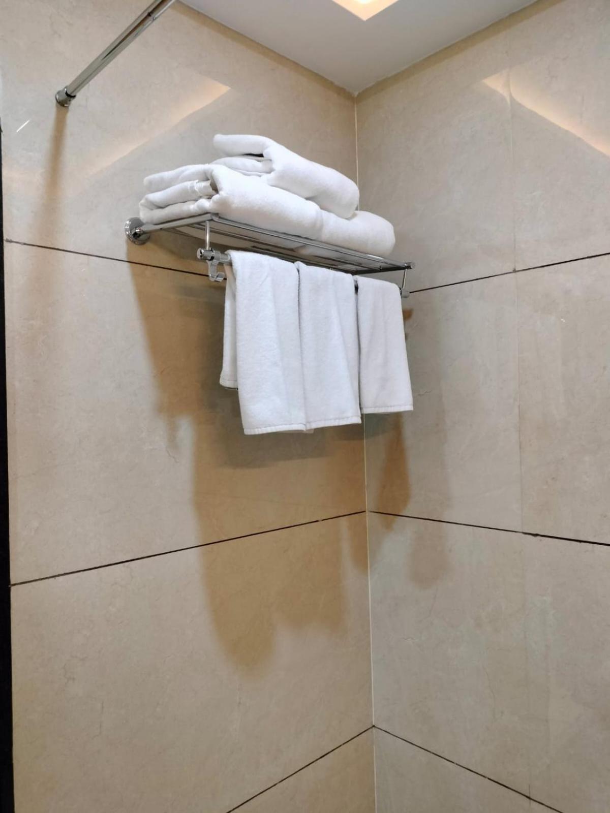 Hotel Dolphin Grand Varanasi Exterior photo