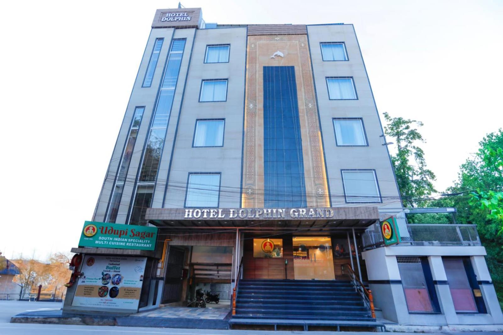 Hotel Dolphin Grand Varanasi Exterior photo