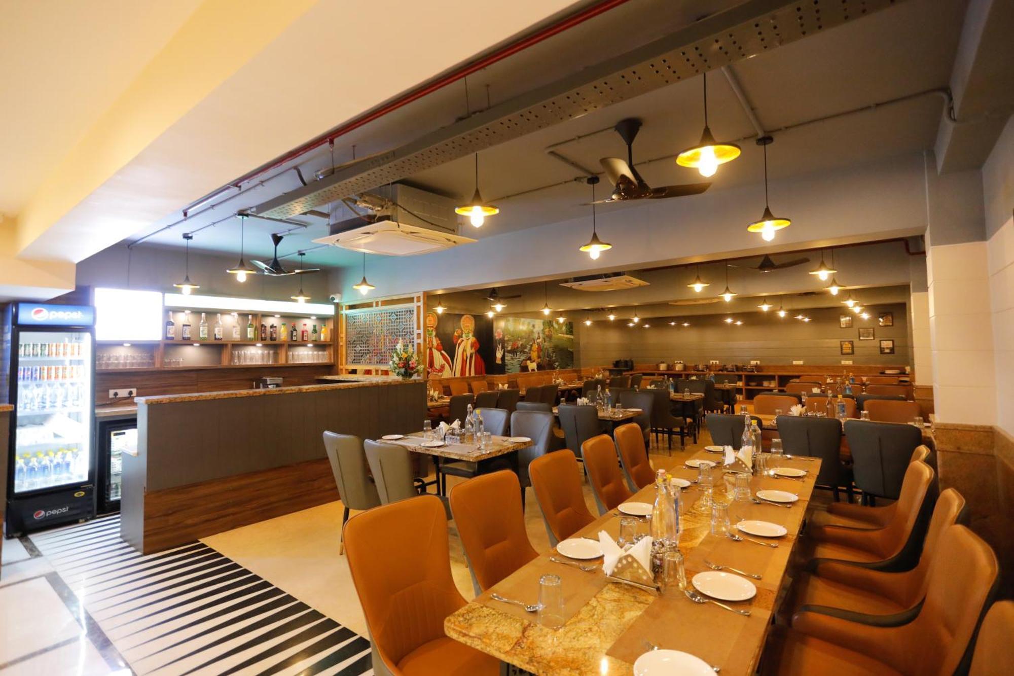 Hotel Dolphin Grand Varanasi Exterior photo