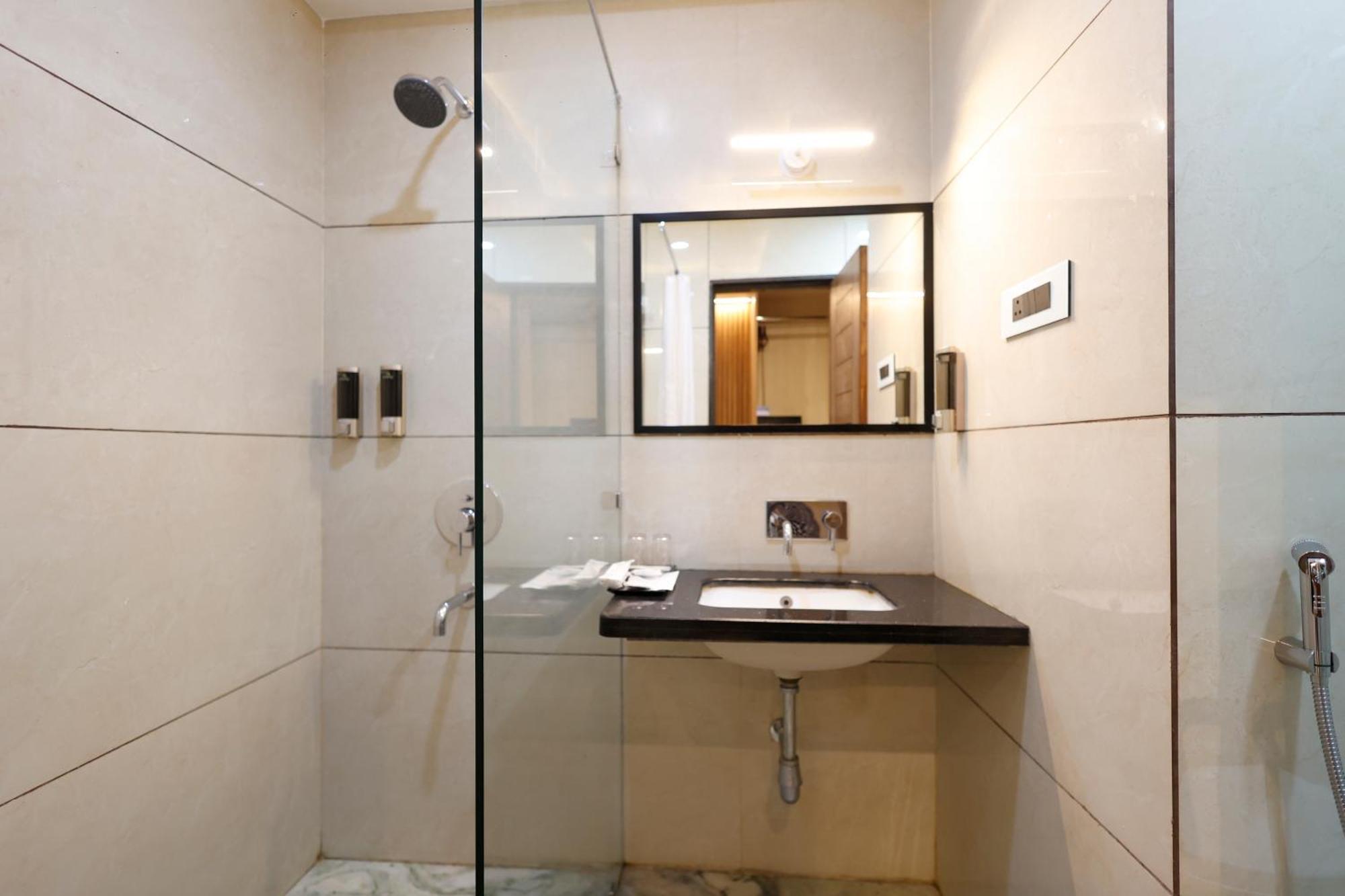 Hotel Dolphin Grand Varanasi Exterior photo