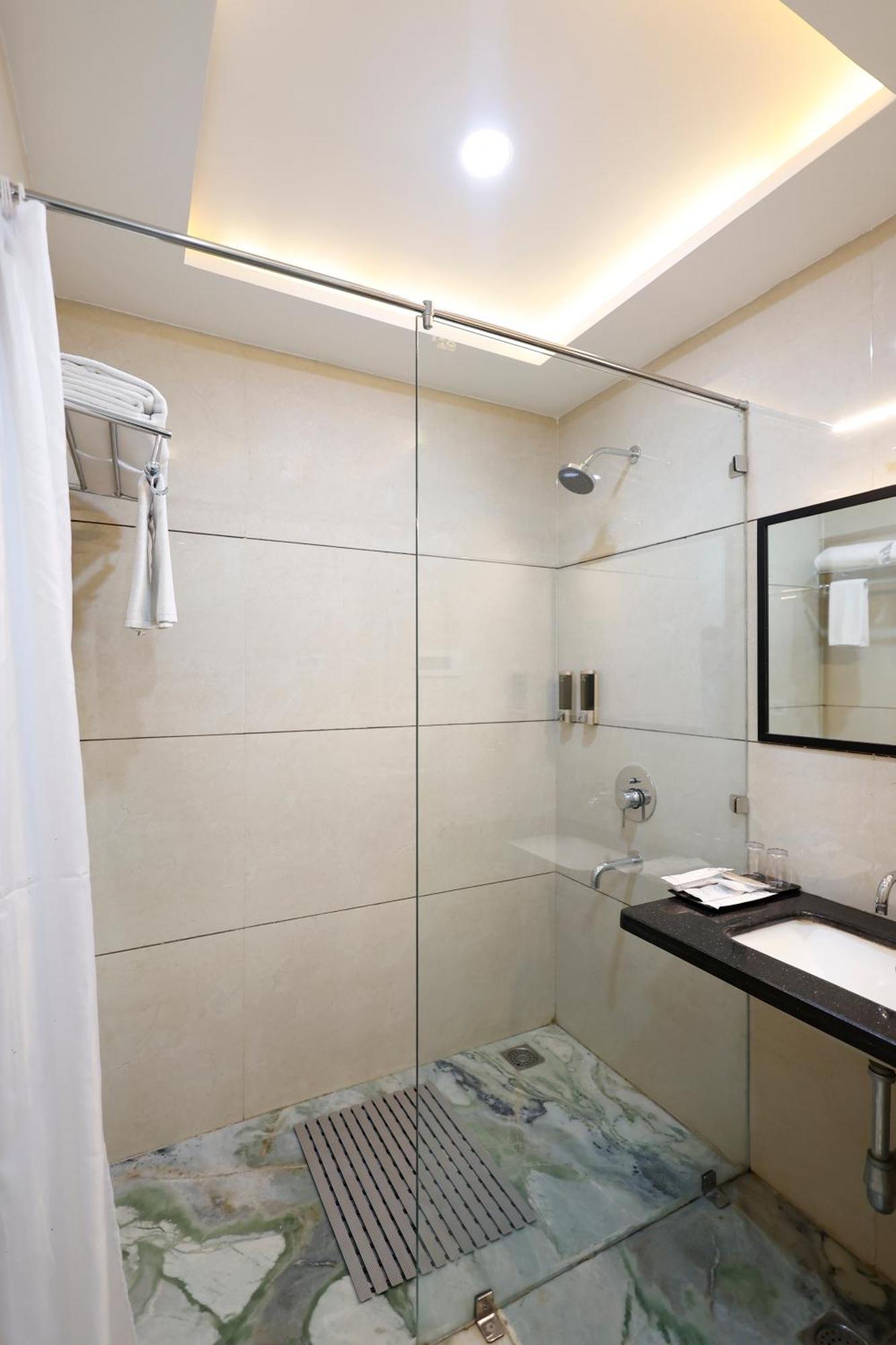 Hotel Dolphin Grand Varanasi Exterior photo