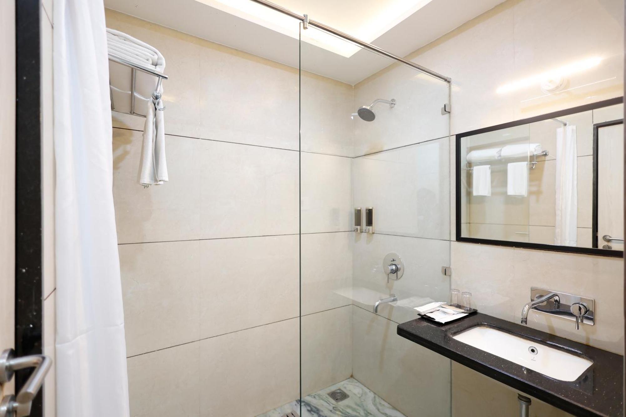 Hotel Dolphin Grand Varanasi Exterior photo